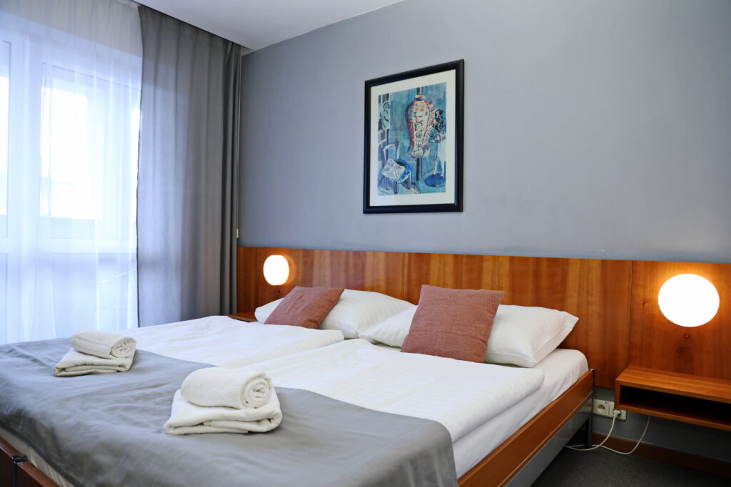 Hotel Maxim Svätý Jur dvojpostelová izba 01