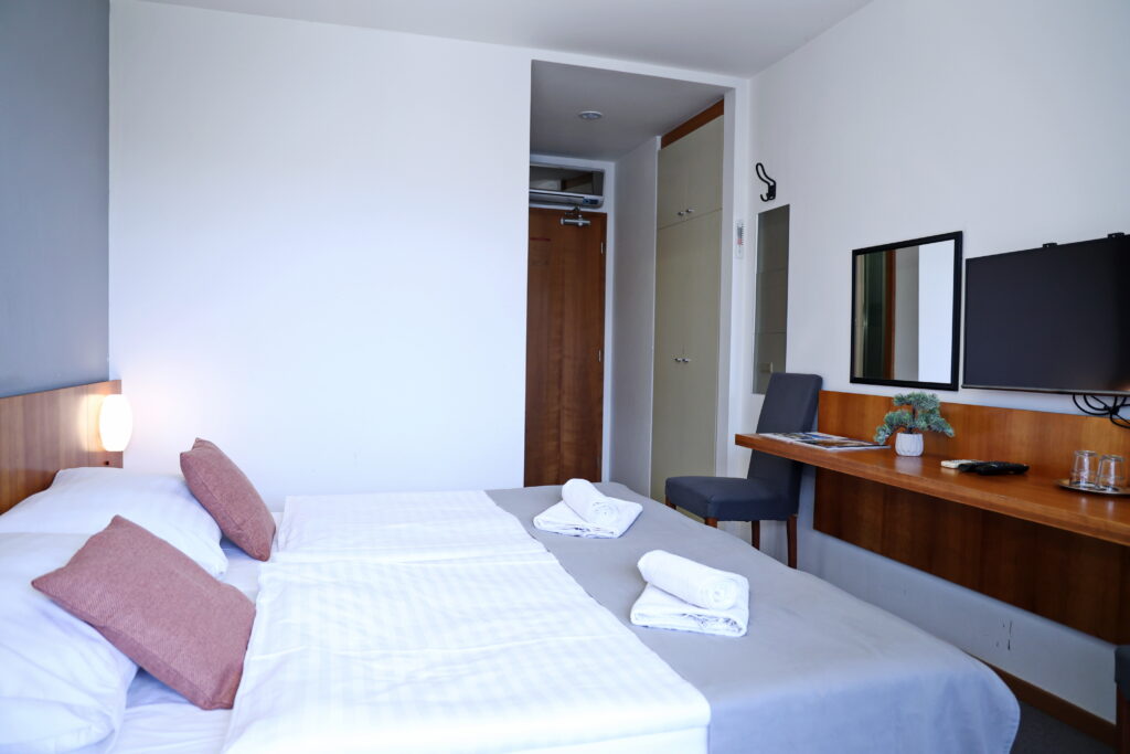 Hotel Maxim Svätý Jur dvojpostelová izba 02