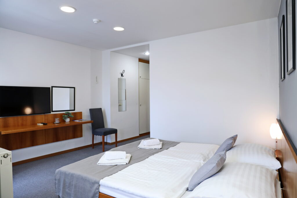Hotel Maxim Svätý Jur dvojpostelová izba 03