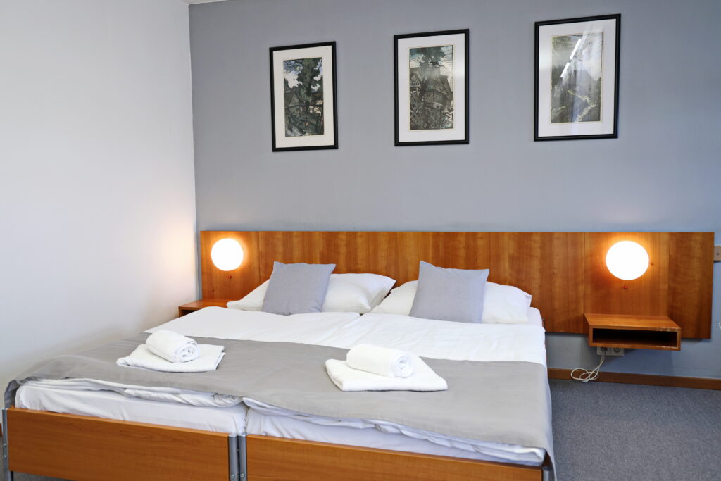 Hotel Maxim Svätý Jur dvojpostelová izba 04