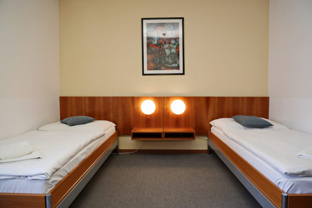 Hotel Maxim Svätý Jur jednopostelová izba 01